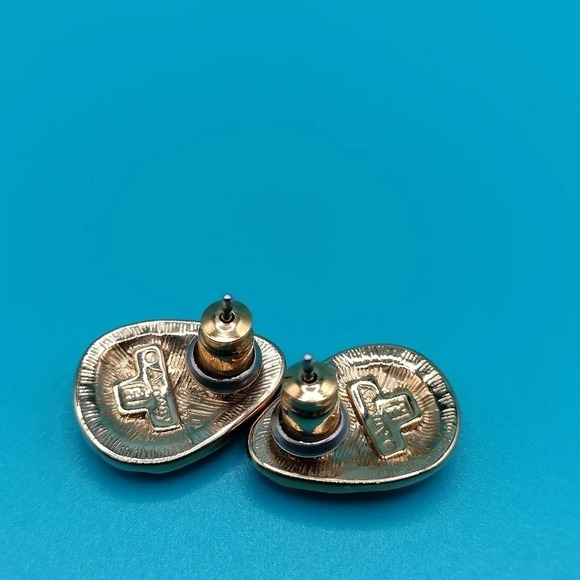 Vintage Signed AMWAY Gold Tone And Black Enamel Stud Pierced Earrings 1/2" - Picture 3 of 6